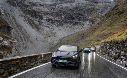 Cupra Tavascan na pierwszym planie, a w tle Audi A6 e-tron i VW ID. Buzz