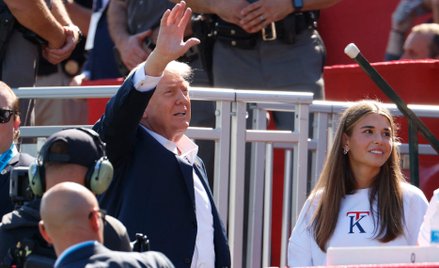 Donald Trump z wnuszą Kai Trump na Pucharze Rydera 2025.