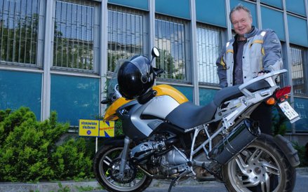 Jeżdżenie motocyklem sprawia mi frajdę - mówi Piątek. Na zdjęciu ze swoim BMW przed siedzibą Neckerm