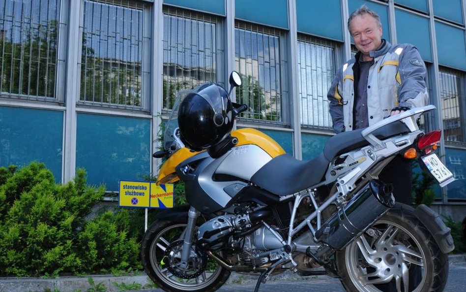 Jeżdżenie motocyklem sprawia mi frajdę - mówi Piątek. Na zdjęciu ze swoim BMW przed siedzibą Neckerm