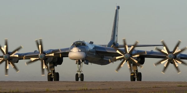 Ukraiński dron oderwał tył bombowca Tu-95 w Engelsie