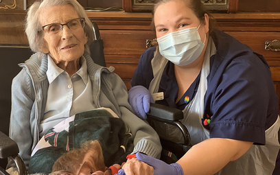 Wielka Brytania: 106-latka wypisana ze szpitala. Pokonała koronawirusa