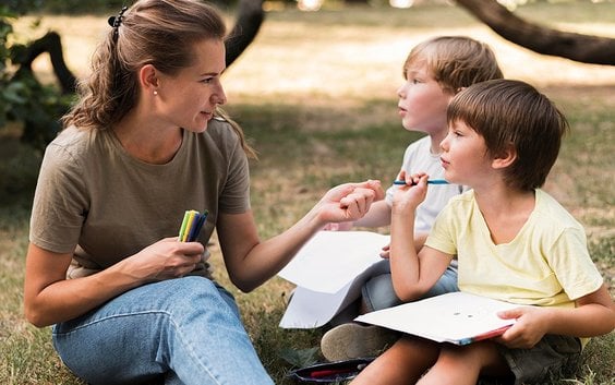 Dzieci w pewnym wieku potrafią pytać o wszystko. O historię, o ekonomię, o język, o geografię, polit