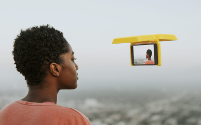 Latające etui na smartfon - futurystyczny projekt ma stać się następcą popularnych kijków do selfie
