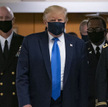 Donald Trump po raz pierwszy założył maskę