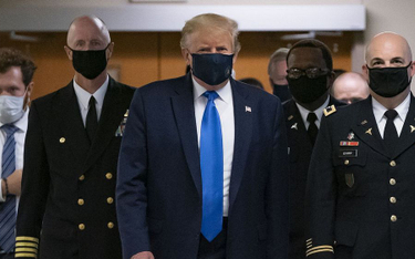 Donald Trump po raz pierwszy założył maskę