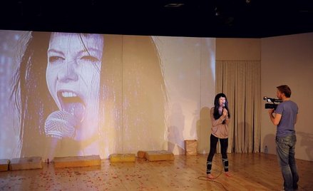 Scenografia w Powszechnym to duża, jasna, pusta przestrzeń przywodząca na myśl telewizyjne studio