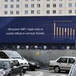 Wielkoformatowy baner o przyczynach inflacji na fasadzie siedziby Narodowego Banku Polskiego