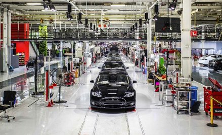 Z powodu koronawirusa Tesla zawiesza produkcję w USA. Fabryka w Chinach już pracuje