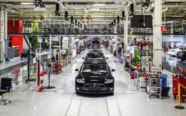 Z powodu koronawirusa Tesla zawiesza produkcję w USA. Fabryka w Chinach już pracuje