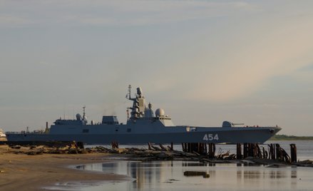 Rosyjski okręt "Admirał Gorszkow" w porcie w Archangielsku