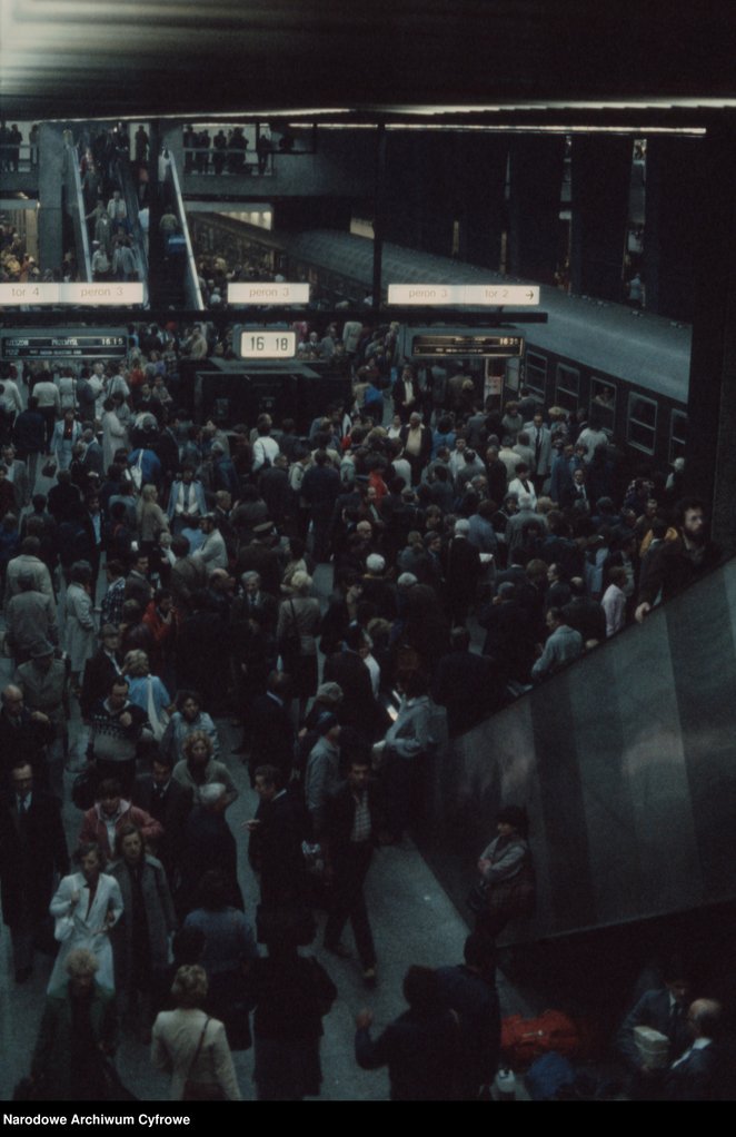 To co łączy niewątpliwie dawne i współczesne czasy, to tłok na peronie