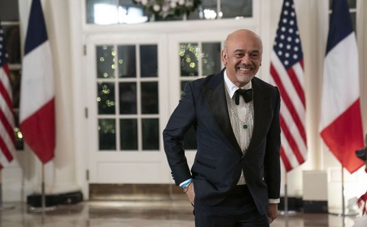 Symbolem butów projektowanych przez Christiana Louboutina stały się czerwone podeszwy, które jego ma