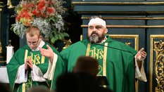 Ks. Adrian, który został ranny podczas ataku pochodzącego z Ukrainy nożownika na klasztor Sióstr Ben