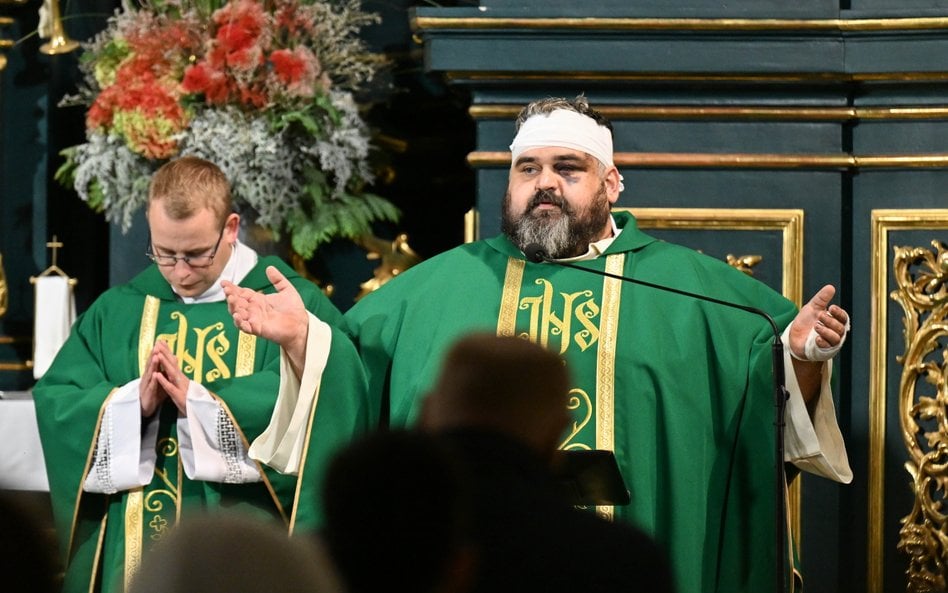 Ks. Adrian, który został ranny podczas ataku pochodzącego z Ukrainy nożownika na klasztor Sióstr Ben