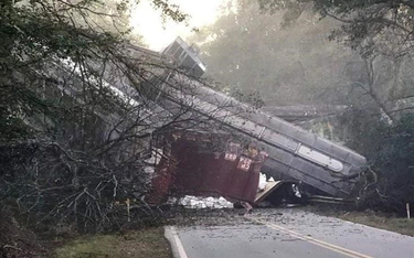 USA: Pociąg wiozący propan spadł z wiaduktu