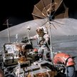Astronauta Eugene A. Cernan przy łaziku LRV podczas misji Apollo 17