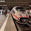 Dworzec w Monachium, pasażerowie czekają na przywrócenie ruchu pociągów w Niemczech
