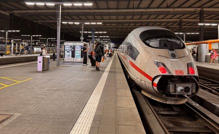 Dworzec w Monachium, pasażerowie czekają na przywrócenie ruchu pociągów w Niemczech
