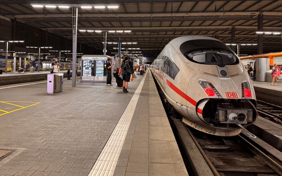 Dworzec w Monachium, pasażerowie czekają na przywrócenie ruchu pociągów w Niemczech