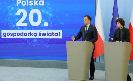 Minister finansów i gospodarki Andrzej Domański (L) oraz wiceminister finansów i gospodarki Hanna Ma