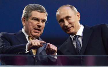 Thomas Bach (po lewej) przez lata szedł z Władimirem Putinem pod rękę, ale teraz stają po przeciwnyc