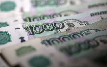Gwałtowny spadek wartości rubla. To wynik sankcji na ropę