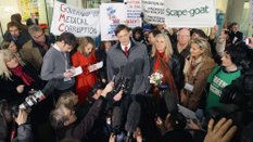 Andrew Wakefield udawał ofiarę skrzywdzoną przez firmy farmaceutyczne i sprzedajnych biurokratów, ws