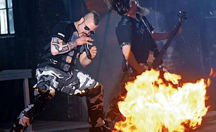 „Głosy z podziemia, szepty wolności. Warszawo, walcz!” – śpiewa po angielsku Joakim Broden, wokalist