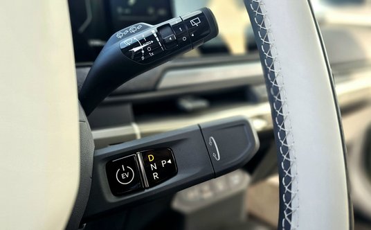 Dźwignia zmiany biegów znajduje się przy kierownicy