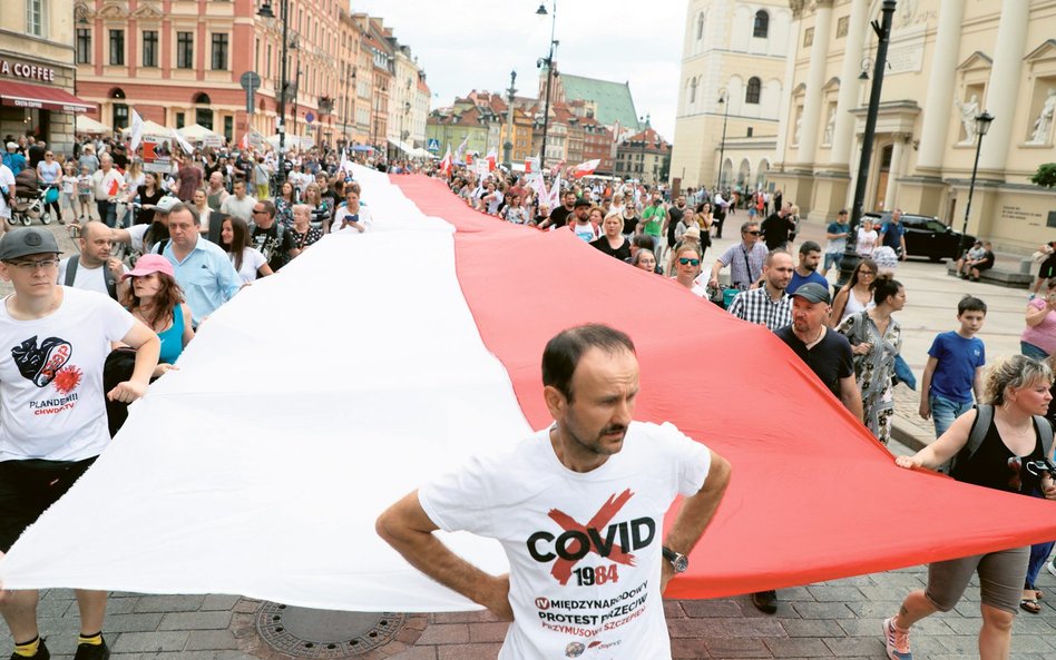 Na mapie szczepień niektórzy dostrzegają ślad po granicach zaborów. Na zdjęciu pandemiczny protest p