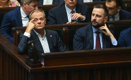 Premier Donald Tusk i wicepremier Władysław Kosiniak-Kamysz po głosowaniu, w którym Sejm nie uchwali