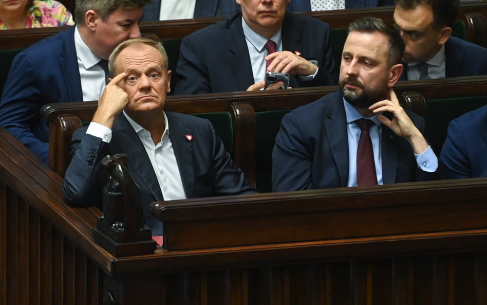 Premier Donald Tusk i wicepremier Władysław Kosiniak-Kamysz po głosowaniu, w którym Sejm nie uchwali