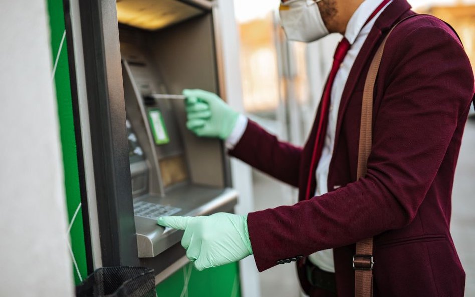 Bankomaty są myte, ale lepiej płać kartą