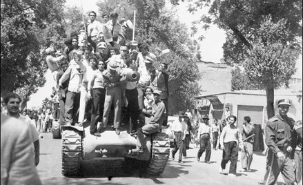 19 sierpnia 1953 r. demokratycznie wybrany premier Iranu Mohammada Mosadeka został obalony. Na ulice