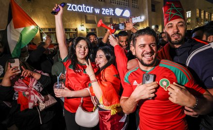 Marokańczycy cieszący się z wygranej ich drużyny nad Portugalią na mundialu w Katarze