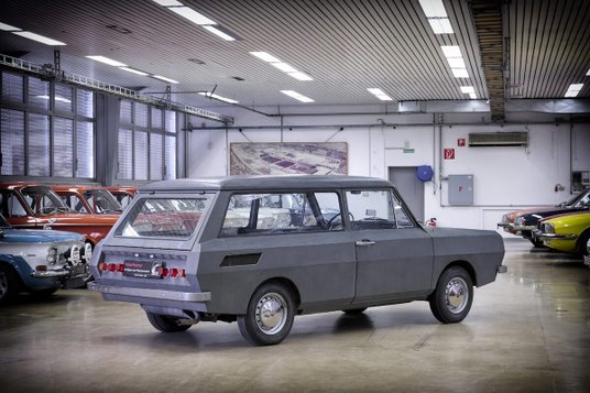 Do budowy wykorzystano podzespoły z dwucylindrowego NSU Prinz 4, które „ubrano” w pudełkowate, jakby