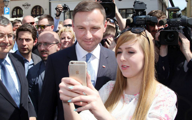 Polscy politycy kochają komunikatory. Czy to bezpieczne?
