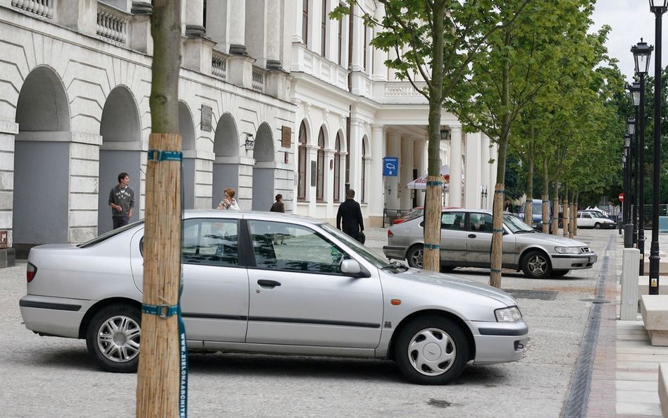 Dla kogo właściwie są chodniki? – pytają nie tylko warszawiacy.