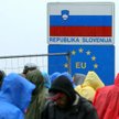 Uchodźcy czekają na otwarcie przejścia granicznego w Trnovcu między Chorwacją a Słowenią