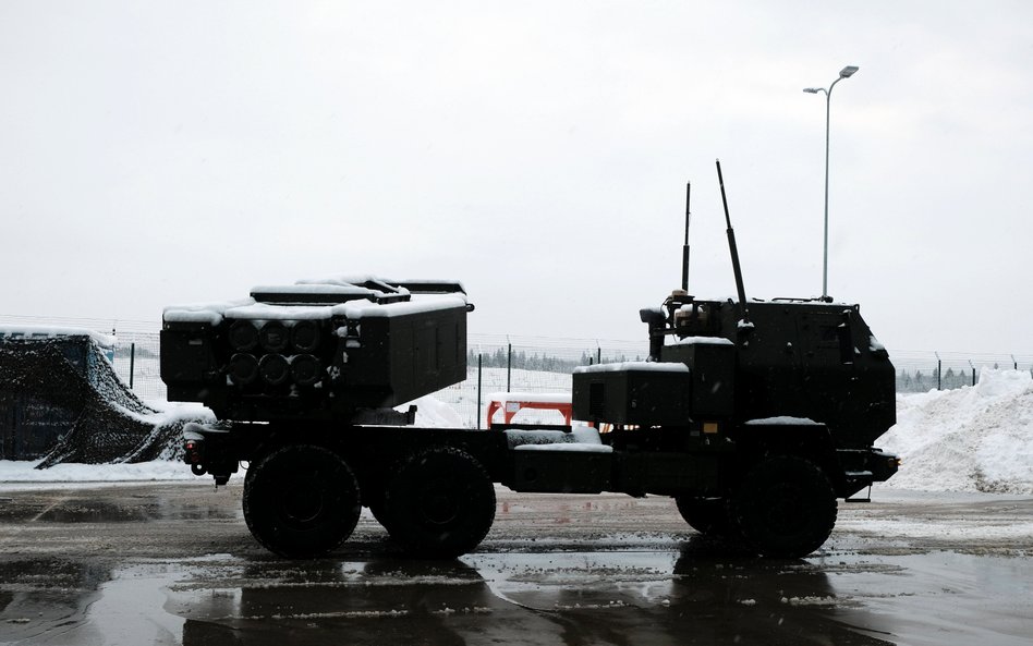Wyrzutnia rakietowa HIMARS armii USA w bazie wojskowej Tapa w Estonii.