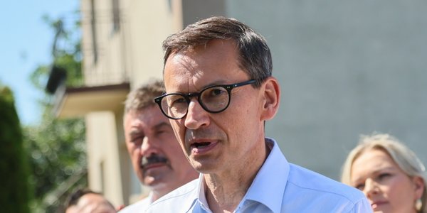 Morawiecki przegrywa z Mentzenem jeszcze przed odejściem z PiS