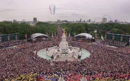 Tak świętowano 50 lecie panowania Elżbiety II w Londynie, w 2002 r.