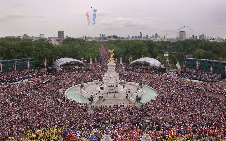 Tak świętowano 50 lecie panowania Elżbiety II w Londynie, w 2002 r.