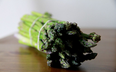 Polacy coraz chętniej jedzą zielone szparagi