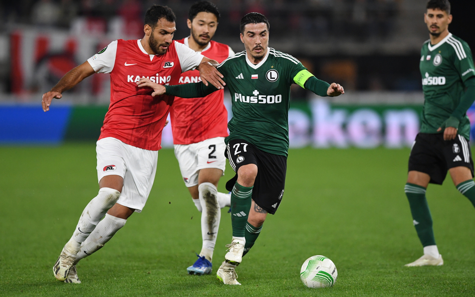 Zawodnicy AZ Alkmaar Vangelis Pavlidis (L) i Yukinari Sugawara (2L) oraz Josue (2P) z Legii Warszawa