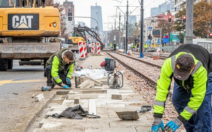 To już na prawdę ostatnie takie miejsca, gdzie układane są krawężniki i płyty chodnikowe