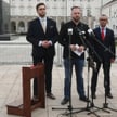 Politycy Konfederacji przed Pałacem Prezydenckim z klęcznikiem dla prezydenta Andrzeja Dudy