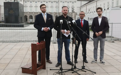 Politycy Konfederacji przed Pałacem Prezydenckim z klęcznikiem dla prezydenta Andrzeja Dudy