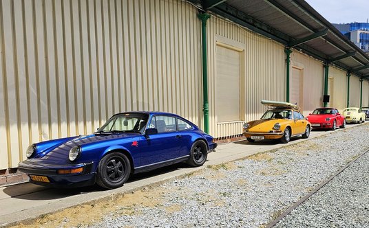 Różne generacje Porsche 911 - 930, 901, 993, a na samym końcu Porsche 356
